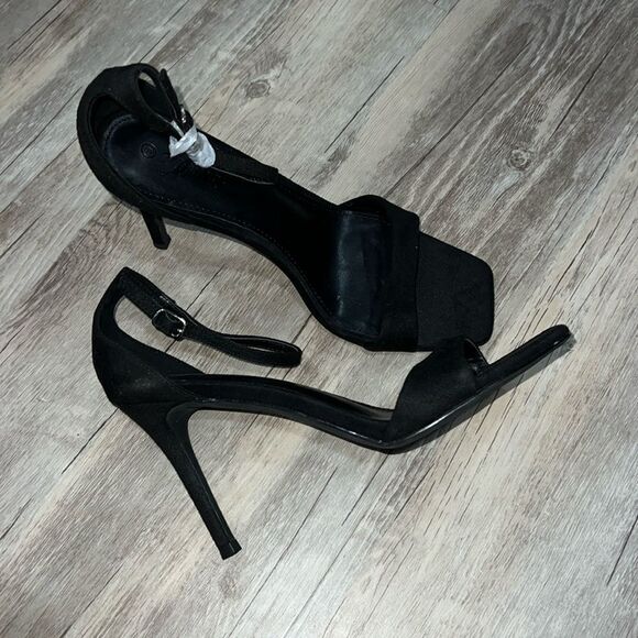 Black heels - Picture 1 of 3